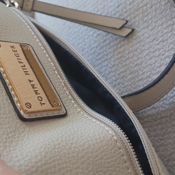 TOMMY HILFIGER Cream Pebbled Crossbody Bag With Inside & Outside Pockets - Picture 9 of 14